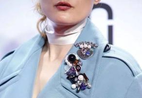 Как и с чем носить брошь