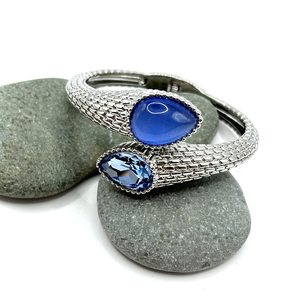 Жесткий браслет с фактурой змеиной чешуи