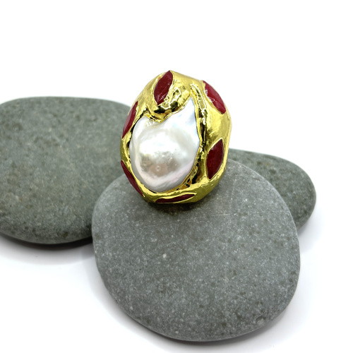 Крупное кольцо с барочным жемчугом и кварцем