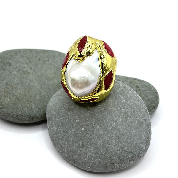 Крупное кольцо с барочным жемчугом и кварцем