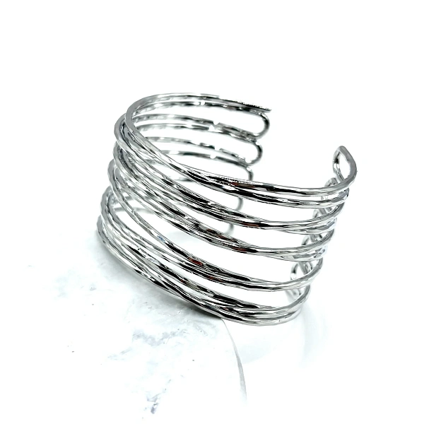 Жесткий широкий браслет