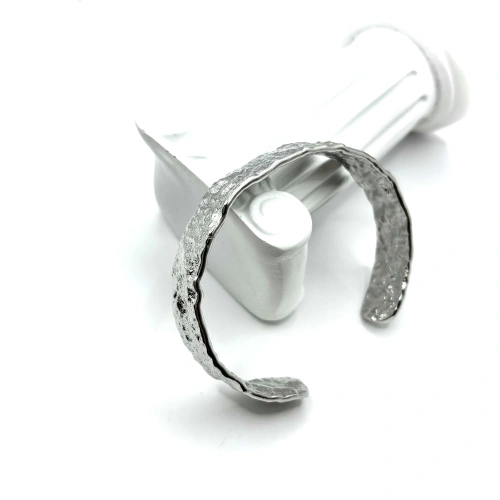 Жесткий браслет с мятой текстурой —  фото 2