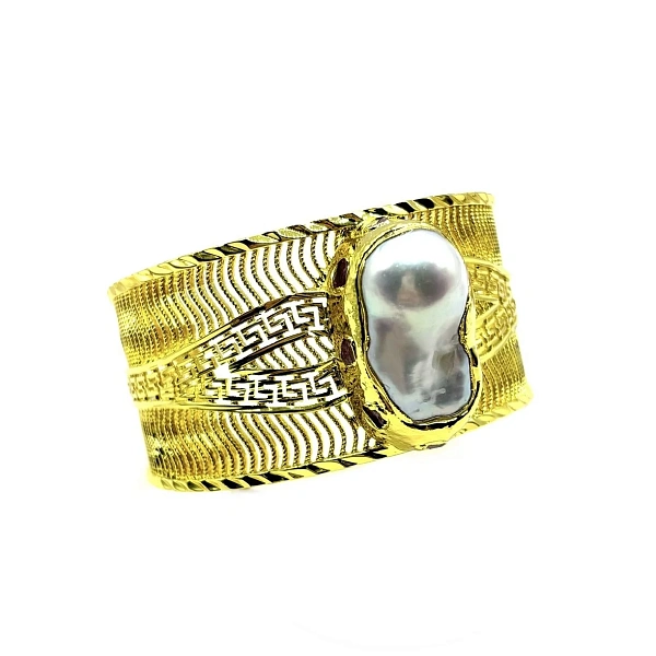 Жесткий браслет с барочным жемчугом и турмалином