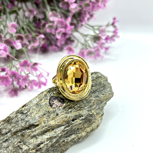 Крупное кольцо с кристаллом