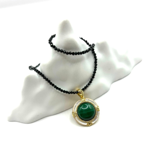 Колье ДИНОСА с малахитом, перламутром и шпинелью