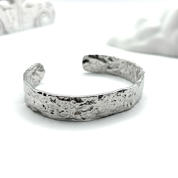 Жесткий браслет с мятой текстурой