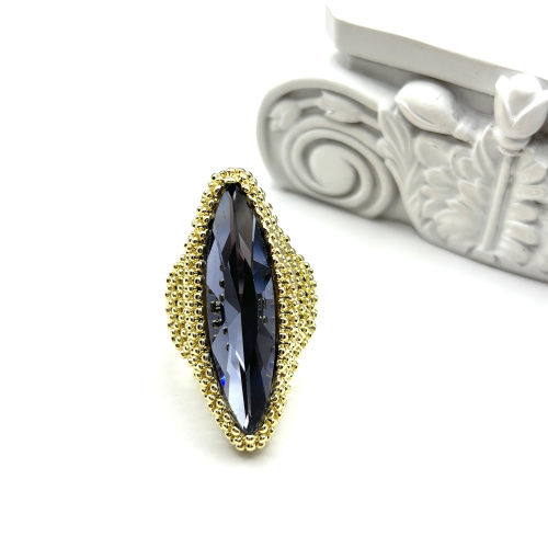 Кольцо с крупным граненым камнем