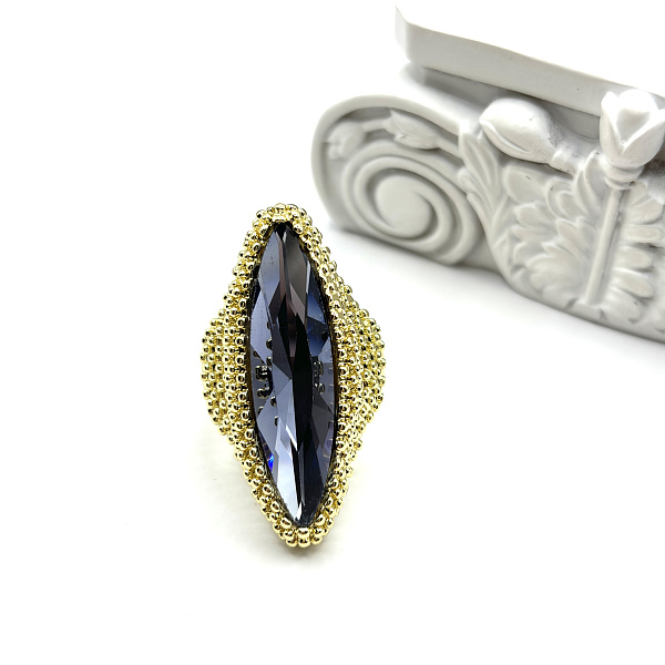 Кольцо с крупным граненым камнем