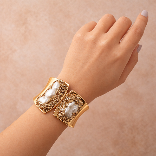 Браслет жесткий ДИНОСА с барочным жемчугом и кристаллами