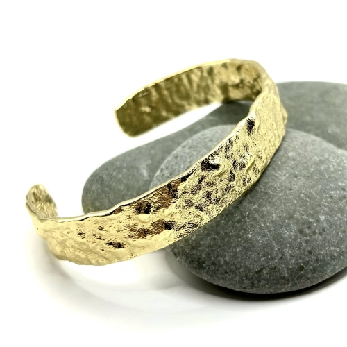 Жесткий браслет с мятой текстурой — 