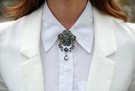 Как и с чем носить брошь